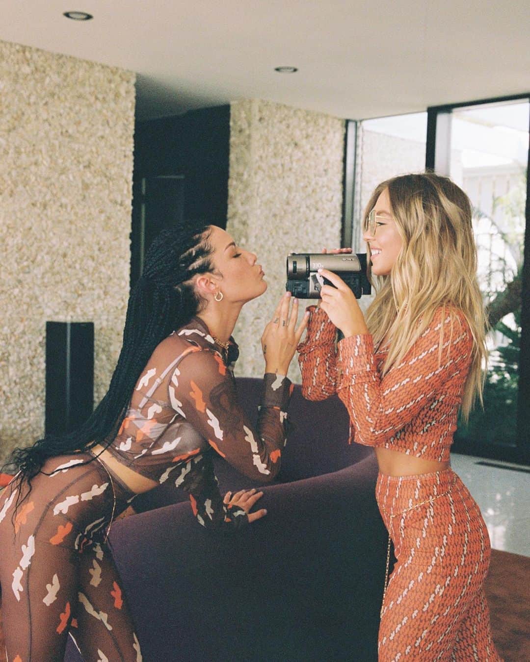 Halseyのインスタグラム：「I am the luckiest girl in the world because I get to make my acting debut with my favorite human-being @sydney_sweeney , on a tv adaptation of an amazing book by @jessicagoodman , to be written/adapted + directed by one of the greatest @annabelleattanasio and wildest of all I will also be a PRODUCER on the series with some of my idols JEAN-MARC VALLÉE + NATHAN ROSS @crazyrosefilms with Sydney’s Fifty-Fifty Films @fiftyfiftyfilms ! You guys are gonna fall in love with The Players Table. I simply cannot wait.... photos by @samdameshek」