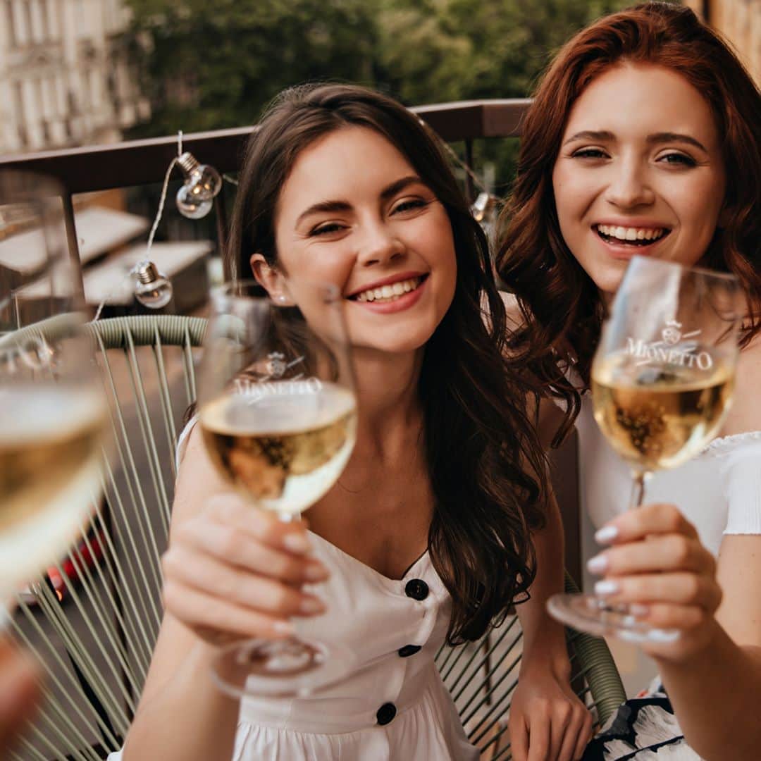 Mionetto Proseccoのインスタグラム：「Alzi la mano a chi manca l’estate! Consigliamo un brindisi in terrazza per rivivere quei momenti 😉⁣ #mionettoprosecco #mionettoinsieme⁣ Bevi Mionetto responsabilmente」