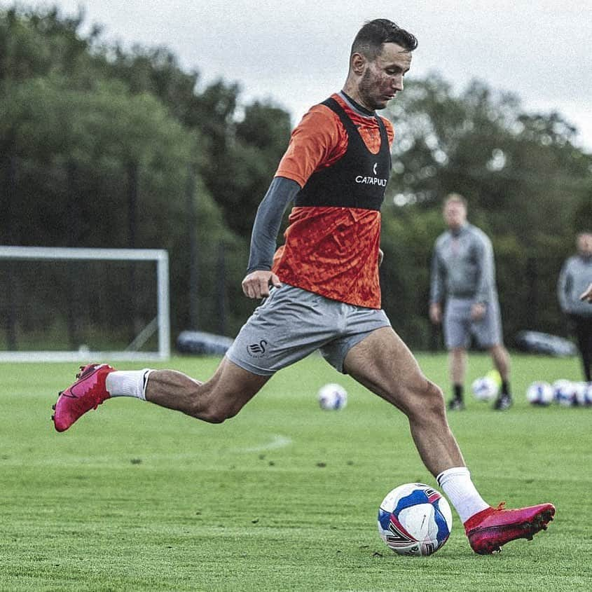 スウォンジー・シティAFCさんのインスタグラム写真 - (スウォンジー・シティAFCInstagram)「📝 Bersant Celina has joined French top-flight side Dijon on a permanent deal, subject to international clearance.   All the best, Bersant!」9月10日 1時34分 - swansofficial