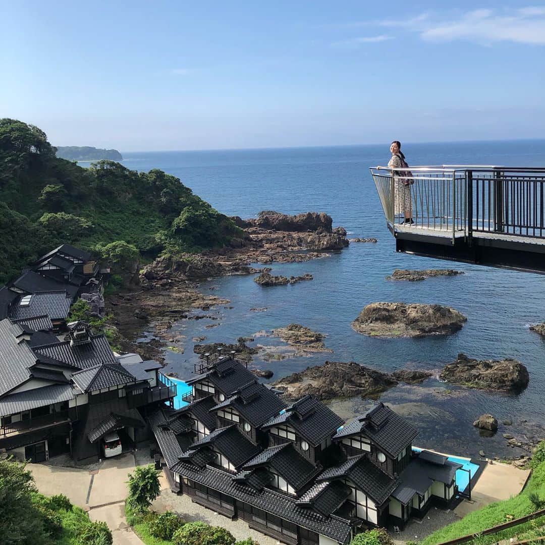 若林優美果のインスタグラム：「お気に入りの写真。  #ランプの宿 #海 #石川県 #珠洲市 #お出かけ #旅行 #ドライブ #橋 #高台 #高所恐怖症 #石川旅行 #よしが浦温泉 #能登半島 #青の洞窟」
