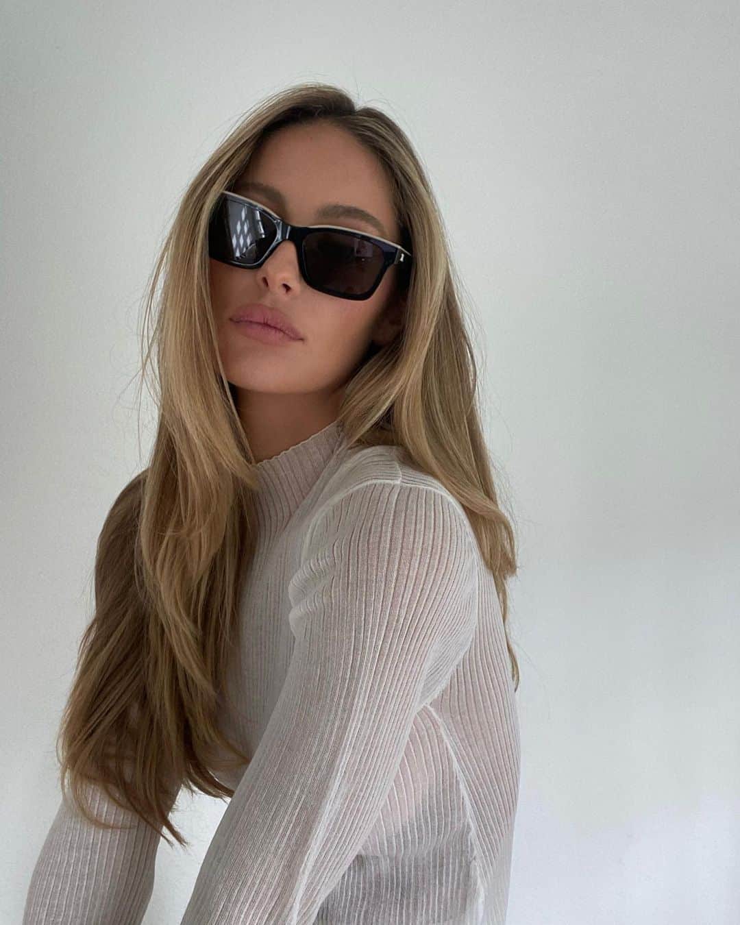 Mathilde Goehlerのインスタグラム：「Autumn breeze 🍃」