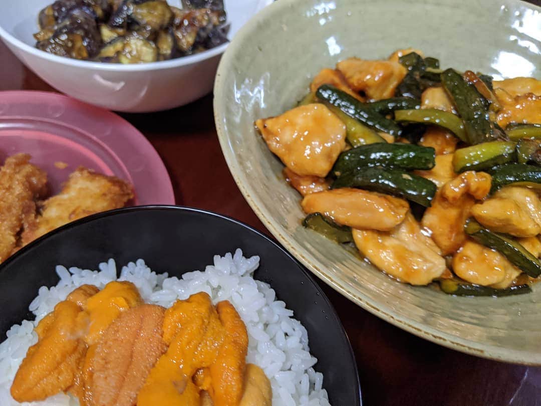 山部朱里のインスタグラム：「. . 【おそらく毎月ウニ食べている。ママ友からの内祝いでウニいただきました。】 ①きゅうりと胸肉オイスターソース炒め きゅうりを炒めるのも好き。きゅうりの中華炒め大好き！でもトトロにでてくるように冷やしたきゅうりをたべるのもすき。山形でよく味噌つけて食べてたなあ。胸肉ときゅうりをオイスターソースとお醤油、あとはまぐりだしの素もいれてます！最後にごま油を足してね。 ②ウニ！ウニ！ 最近３人目を出産したママ友に毎週おかずを作って持って行ってました。ウーバー山部！私のママ友みんな面白くてかわいくて多才なんです。出逢いに感謝。 ③これはほらイカの甘辛唐揚げ パルシステムさん！お世話になってます！ ④なすの味噌炒め なすを一口サイズ、油ですこし炒めたら、お砂糖結構いれる、水分がでたら味噌和える！山形のおばあちゃんの味！大好き！ . . #おうちごはん  #お家ごはん  #レシピ #自炊 #料理 #メニュー #簡単おかず  #おかず #時短 #節約 #ウニ #雲丹 #うに #厚岸  #子育て #育児 #年子ママ #男の子 #兄弟 #ごちそうさまでした」
