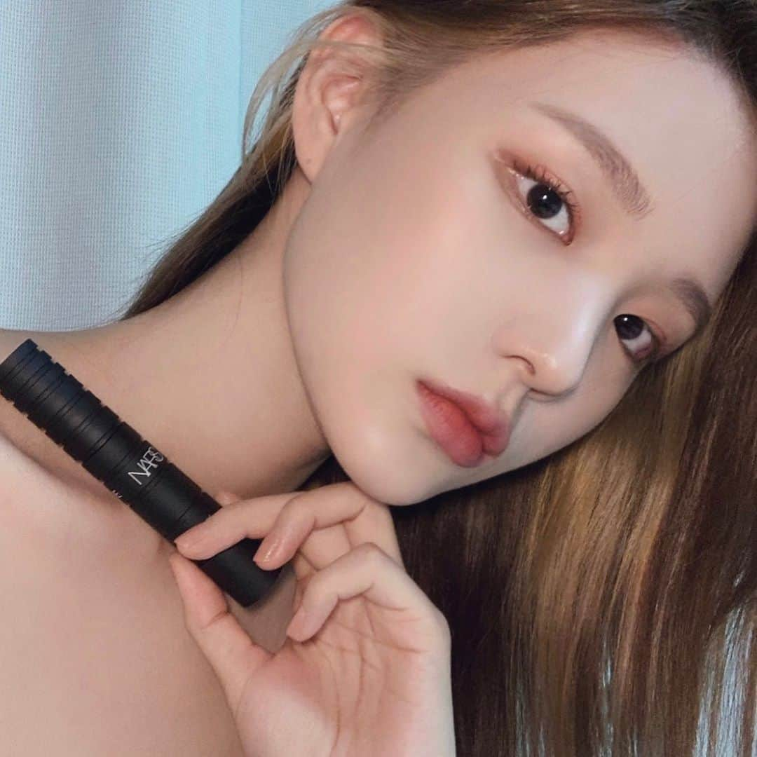 スビンさんのインスタグラム写真 - (スビンInstagram)「#유료광고 가을 메이크업 with Nars 클라이맥스 익스트림 컬렉션!  풍성한 볼륨을 주는 클라이맥스 익스트림 마스카라와 뉴트럴 베이지 브라운/로즈 바이올렛톤 익스트림 이펙트 아이섀도우 팔레트로 눈에 포인트주기 👁✨ 팔레트 속 제가 사용한 컬러는 ROLEPLAY, BLOW, TANTRIC, CODE RED 입니다 #나스 #클라이맥스익스트림 9월11일 출시 예정  #나스마스카라 #나스아이섀도우 #NEVERFAKEIT #NARS #narsissist #NARS10」9月10日 1時50分 - sooviin38