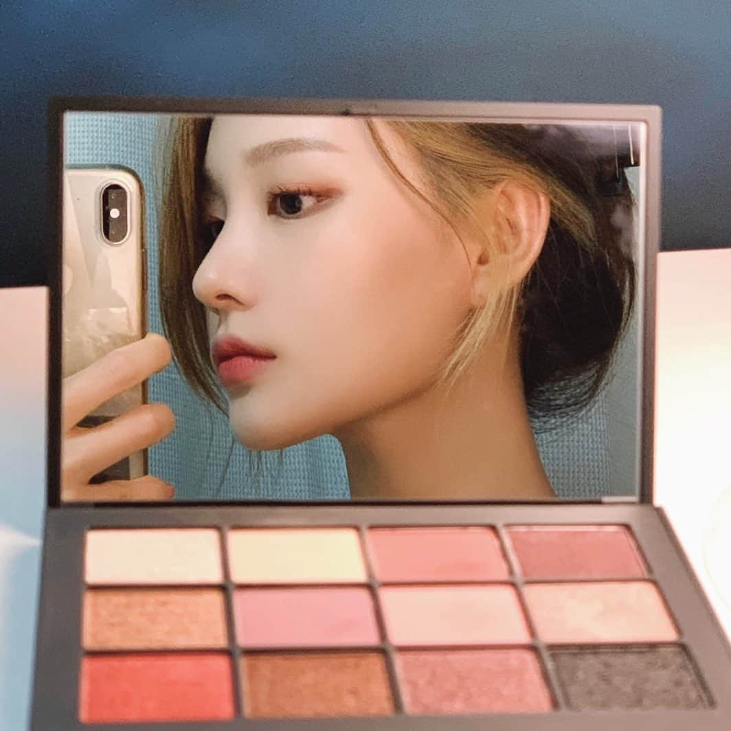 スビンさんのインスタグラム写真 - (スビンInstagram)「#유료광고 가을 메이크업 with Nars 클라이맥스 익스트림 컬렉션!  풍성한 볼륨을 주는 클라이맥스 익스트림 마스카라와 뉴트럴 베이지 브라운/로즈 바이올렛톤 익스트림 이펙트 아이섀도우 팔레트로 눈에 포인트주기 👁✨ 팔레트 속 제가 사용한 컬러는 ROLEPLAY, BLOW, TANTRIC, CODE RED 입니다 #나스 #클라이맥스익스트림 9월11일 출시 예정  #나스마스카라 #나스아이섀도우 #NEVERFAKEIT #NARS #narsissist #NARS10」9月10日 1時50分 - sooviin38