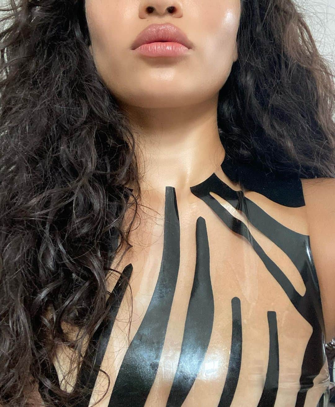 シャニーナ・シャイクのインスタグラム：「Coming soon 🖤🤍」