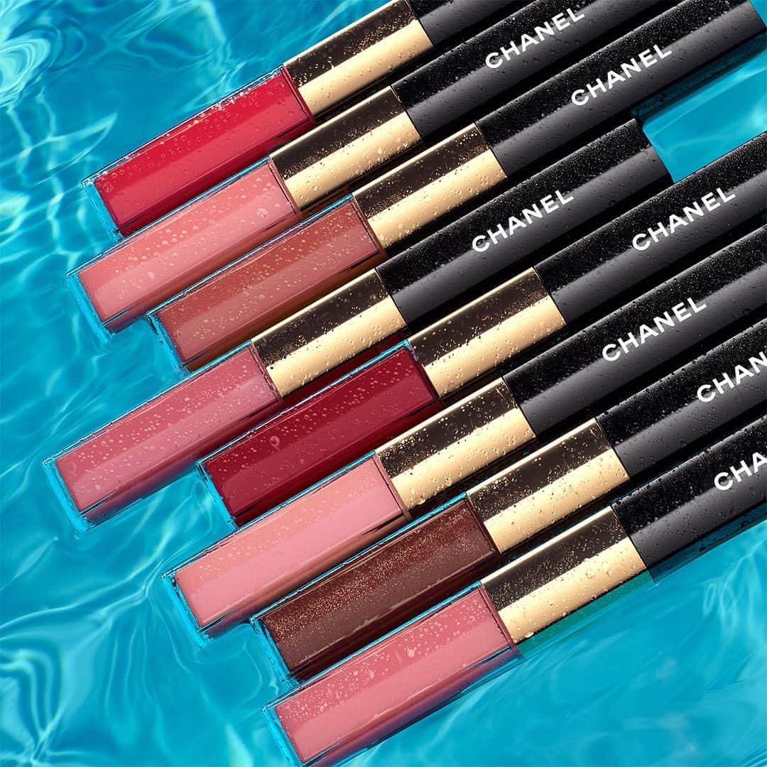 のインスタグラム：「The unique combination of an ultra-pigmented, long-wearing lipstick and a reflective lip gloss. Brick red, bordeaux, coral pink… LE ROUGE DUO ULTRA TENUE is available in 8 new, ultra-pigmented shades, for intense, ultra-shiny lips that last from morning to night.  #CHANELMakeup」