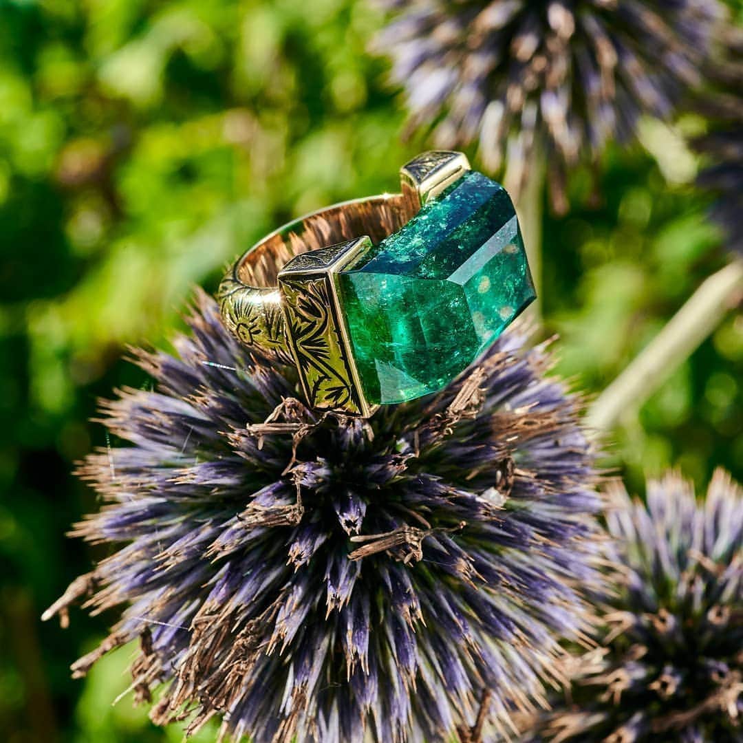 ジェイドジャガーのインスタグラム：「Green tourmaline neverending ring with black enamel detailing in 18k yellow gold  For details message the team at sales@jadejagger.com」