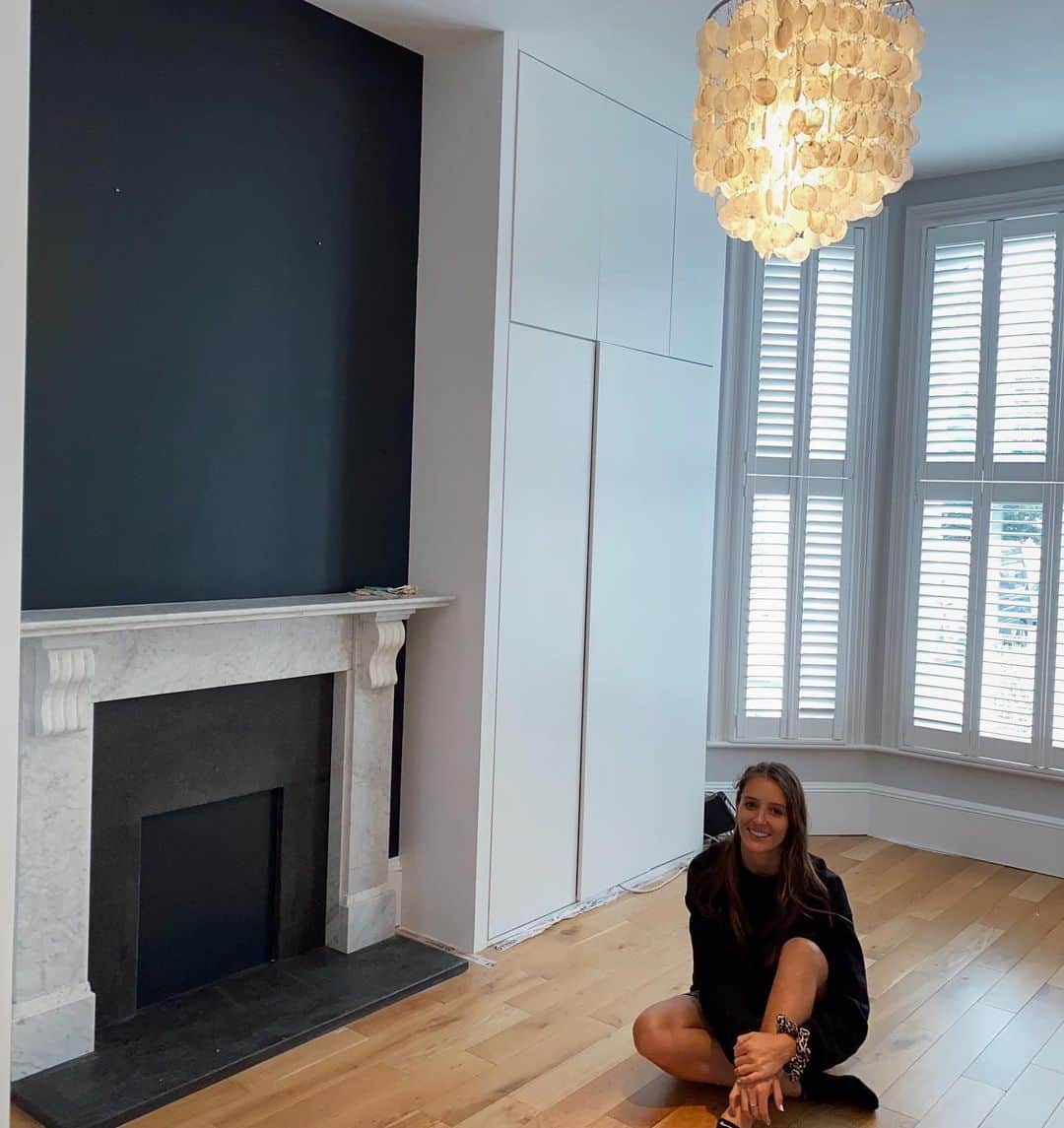 ローラ・ロブソンのインスタグラム：「Finally starting to move back into my house after 7 months 🎉 very much don’t recommend starting a renovation a month before a pandemic hits 😅 live and learn. Now for the furniture 💕」