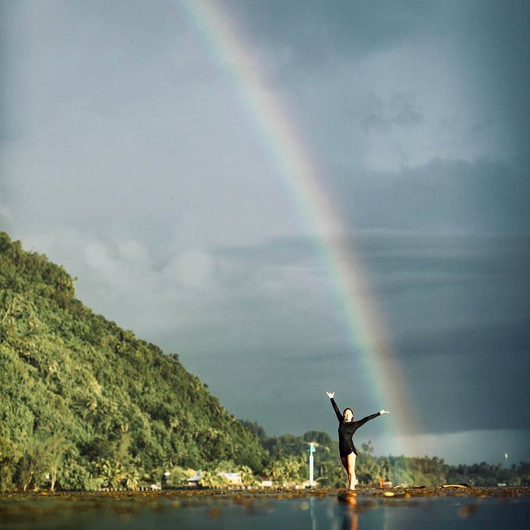 カリッサ・ムーアのインスタグラム：「Happy Wednesday 🤗 photo: @benthouard」