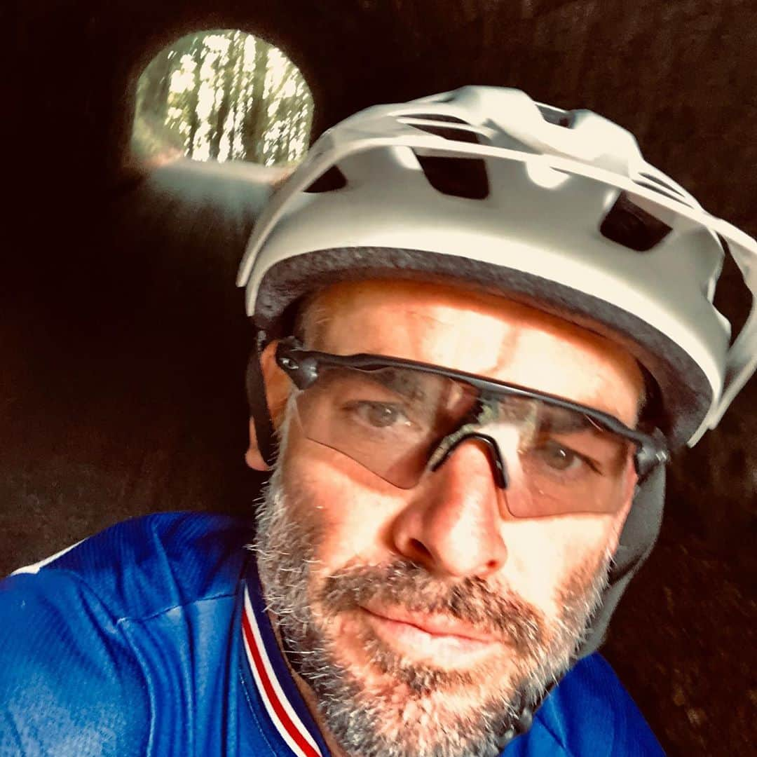 ポール・ブラックソーンさんのインスタグラム写真 - (ポール・ブラックソーンInstagram)「Just returned from a fantastic 160 mile, two day bike trip with my old chum @barney.perkins.3  Sussex, Hampshire, Wiltshire. England...such a beautiful place. If you’re ever near Salisbury in Wiltshire, drop in on the @grosvenorarmshindon a lovely place to eat, drink & stay. Be safe one and all. XoxoX」9月10日 2時05分 - paulblackthorne