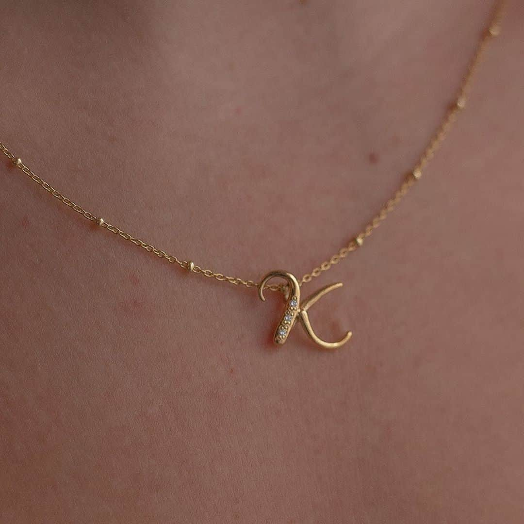 ダウアー&ホールさんのインスタグラム写真 - (ダウアー&ホールInstagram)「Express yourself in the most beautiful way with our delicate diamond set letter pendant. Choose your initial or compose your favourite word for a meaningul and unique look. ⠀⠀⠀⠀⠀⠀⠀⠀⠀ #DowerandHall #BritishDesign #MadeInLondon #InitialJewellery #InitialNecklace #DiamondInitial #LayeringNecklaces #JewelleryInspo #JewelleryLover #StyleInspo #BeigeAesthetic #jewelleryoftheday #NeutralPalette」9月10日 2時15分 - dowerandhall