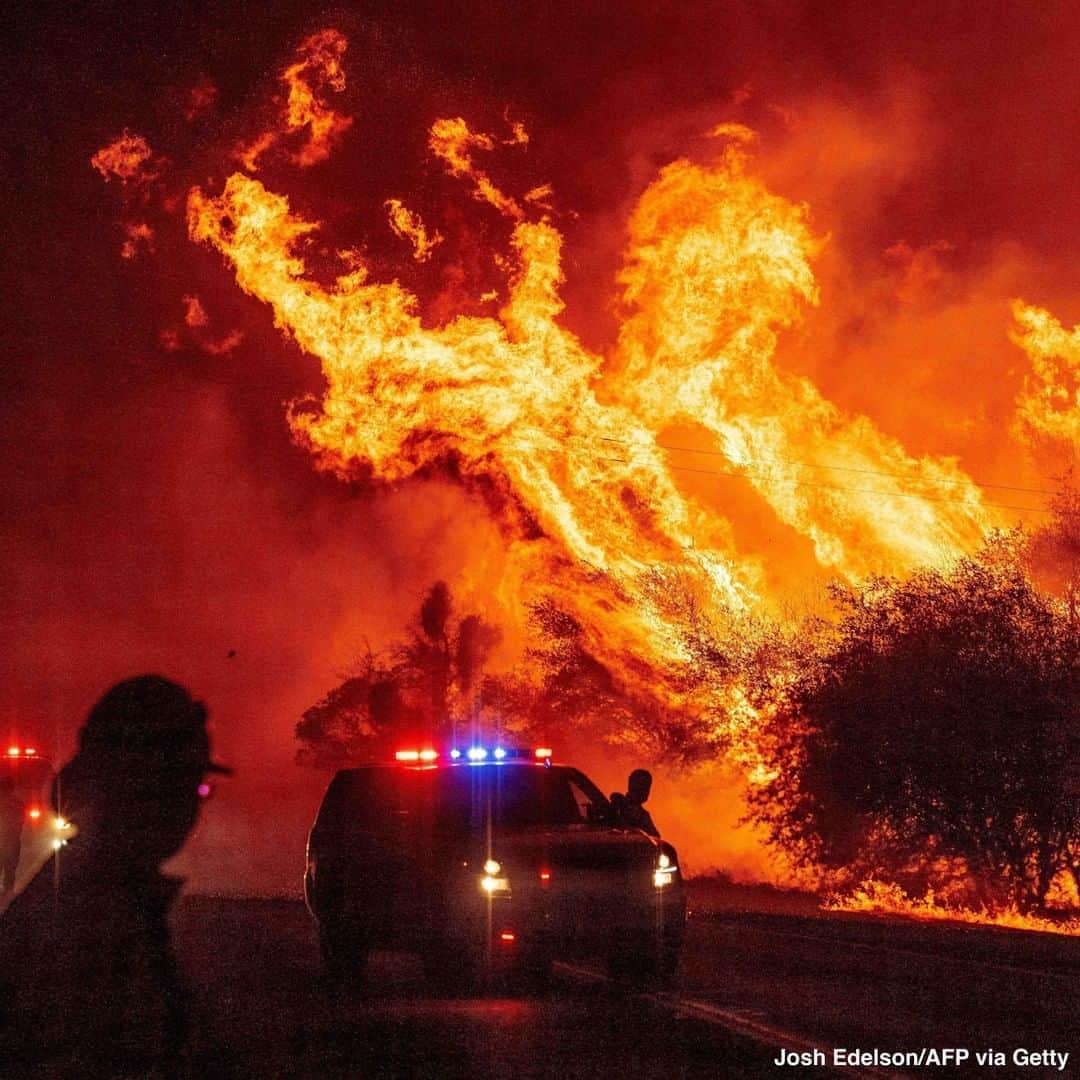 ABC Newsさんのインスタグラム写真 - (ABC NewsInstagram)「Flames leap into the air as the Bear fire in Oroville, California, continues to spread, one of numerous dangerous wildfires raging across the western United States. #wildfire #colifornia #bearfire #oroville #firefighter」9月10日 2時08分 - abcnews