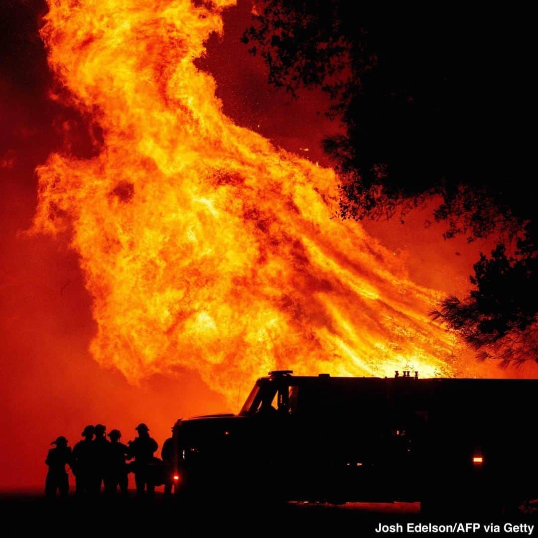 ABC Newsさんのインスタグラム写真 - (ABC NewsInstagram)「Flames leap into the air as the Bear fire in Oroville, California, continues to spread, one of numerous dangerous wildfires raging across the western United States. #wildfire #colifornia #bearfire #oroville #firefighter」9月10日 2時08分 - abcnews