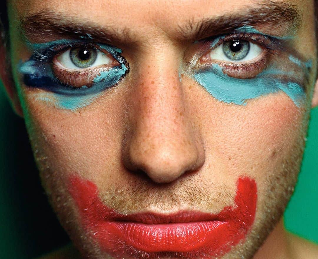 マリオ・テスティーノさんのインスタグラム写真 - (マリオ・テスティーノInstagram)「I had the idea to give Jude Law a makeup box with no mirror for the first cover of V Magazine. I first asked him to put his finger on the blue pigment and do the eyes, then on the red to do the mouth, so little by little the face would be all made up. I ended up liking the idea so much that when I had my show at the National Portrait Gallery in London, called “Portraits”, I asked Kate to do the same for the catalogue’s cover. I find personality transcends anything and this is the perfect example. ⁣ _⁣ Tuve la idea de darle a Jude Law una caja de maquillaje sin espejo para la primera portada de V Magazine. Primero le pedí que se pusiera azul en los ojos, luego el rojo en la boca y que así poco a poco se maquillara la cara. Me terminó gustando tanto la idea que cuando tuve mi exposición en la National Portrait Gallery de Londres, llamada "Portraits", le pedí a Kate que hiciera lo mismo para la portada del catálogo. Encuentro que la personalidad trasciende cualquier cosa y este es el ejemplo perfecto.⁣ ⁣ #KateMoss #JudeLaw #MarioTestino #TestinoArchive⁣」9月10日 2時09分 - mariotestino