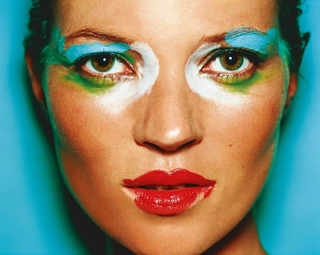 マリオ・テスティーノのインスタグラム：「I had the idea to give Jude Law a makeup box with no mirror for the first cover of V Magazine. I first asked him to put his finger on the blue pigment and do the eyes, then on the red to do the mouth, so little by little the face would be all made up. I ended up liking the idea so much that when I had my show at the National Portrait Gallery in London, called “Portraits”, I asked Kate to do the same for the catalogue’s cover. I find personality transcends anything and this is the perfect example. ⁣ _⁣ Tuve la idea de darle a Jude Law una caja de maquillaje sin espejo para la primera portada de V Magazine. Primero le pedí que se pusiera azul en los ojos, luego el rojo en la boca y que así poco a poco se maquillara la cara. Me terminó gustando tanto la idea que cuando tuve mi exposición en la National Portrait Gallery de Londres, llamada "Portraits", le pedí a Kate que hiciera lo mismo para la portada del catálogo. Encuentro que la personalidad trasciende cualquier cosa y este es el ejemplo perfecto.⁣ ⁣ #KateMoss #JudeLaw #MarioTestino #TestinoArchive⁣」