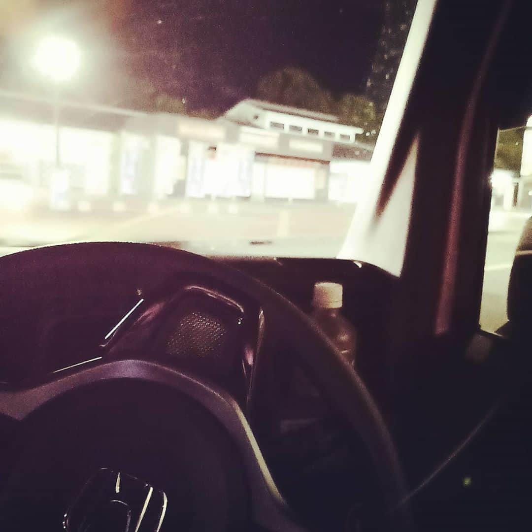 松本隆博のインスタグラム：「。 夜間高速なう…少し仮眠のつもり が3時間寝てもうた(¯―¯٥)(˙◁˙)、、 しかし、、トラック多い。 山頭火の俳句 ｢分けいっても分けいっても青い山｣  にちなんで、  ｢追いこしても追いこしてもでかい車｣ (˙◁˙)  人生遊歩道」