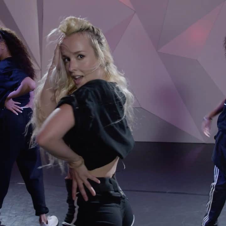 Nika Kljunのインスタグラム：「💍👑 “I’m into you” @jlo 👑💍 #nikakljunchoreography . When I look into your eyes, it's over, You got me hooked with your love controller, I'm trippin' and I could not get over I feel lucky like a four leaf clover 🍀 . U feel me? 😋😍❤️ #thatfeeling #cantstopdancing #loveallaround . My live recorded classes at @clistudios coming out soon... #staytunedformore 😘 . 🧠: 🙋🏼‍♀️ 👯‍♀️: @kyndallharris @morgschoice 🎤: #jlo #imintoyou 📍: @clistudios #2020dx  👕: #nkmerch shop on my IG page . #newdance #dancevideos #danceclasses #nikakljun #jlo #jenniferlopez #clistudios #intermediate #level #bestfeeling #alwaysagoodtime #dancelovers #onlineshoppers」