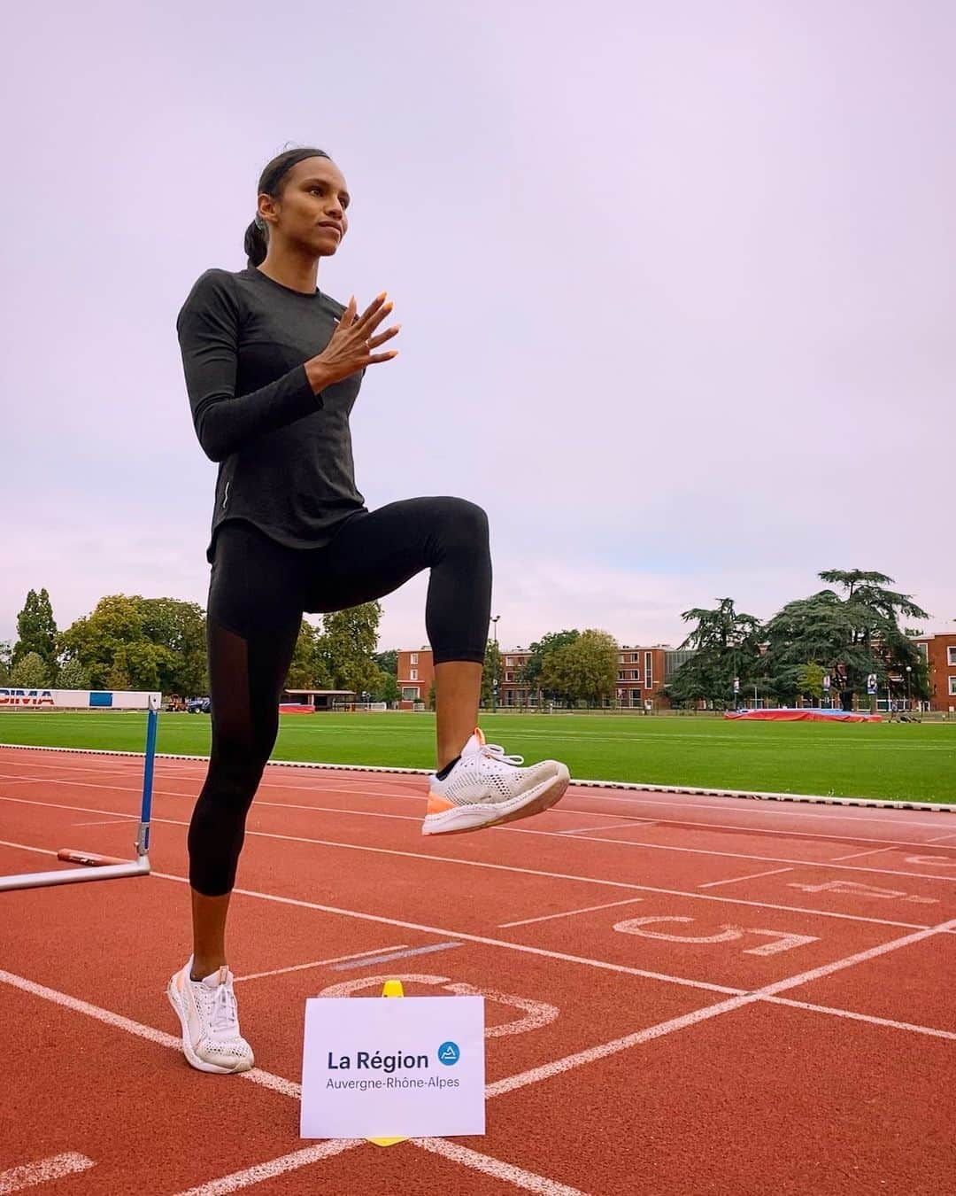 ファニー・ペルティエのインスタグラム：「Merci à la région Rhône-Alpes de me soutenir cette année dans mon double projet sport et études.  @region_auvergnerhonealpes @ligue_aura_athletisme」