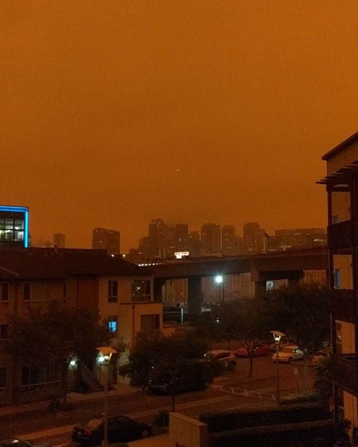 のインスタグラム：「カリフォルニアの火事．．．．．やばいね。もうーやだ。  10am in the morning. I've never seen the sky this dark and red before! Ever!!!!!!!! This is so weird. It's like we are on Mars.....not that I've ever been there 😅  #火事 #カリフォルニア #wildfire #californiawildfires」