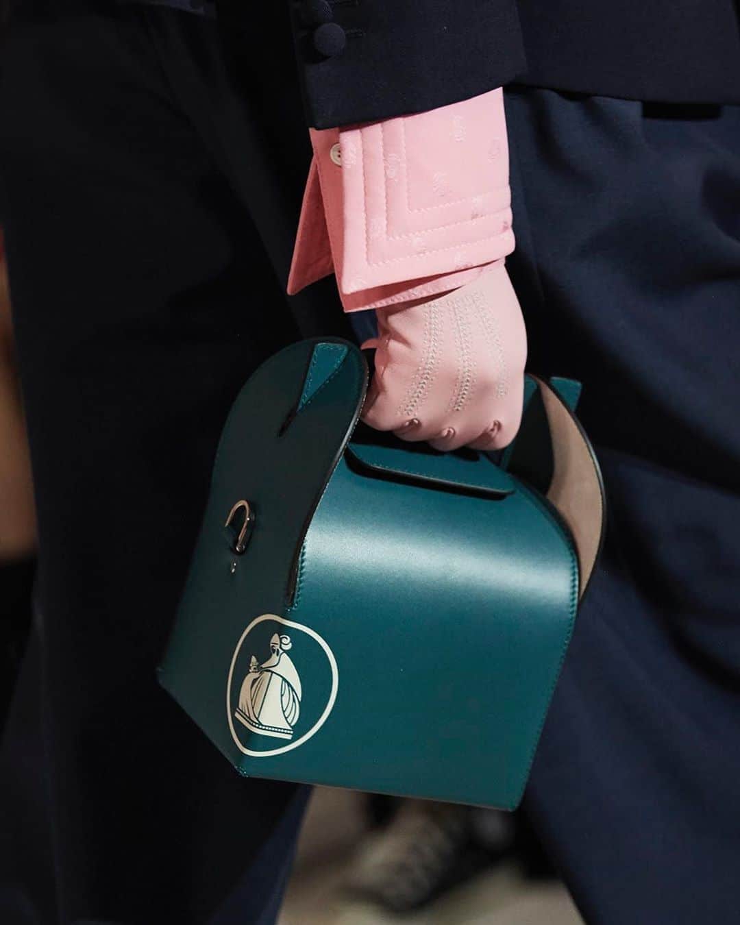 ランバンのインスタグラム：「Carry the Happy bag by hand like a precious pastry box or wear it accross the body using the strap. Available online via link in bio and in stores. #LanvinFW20 #Lanvin」
