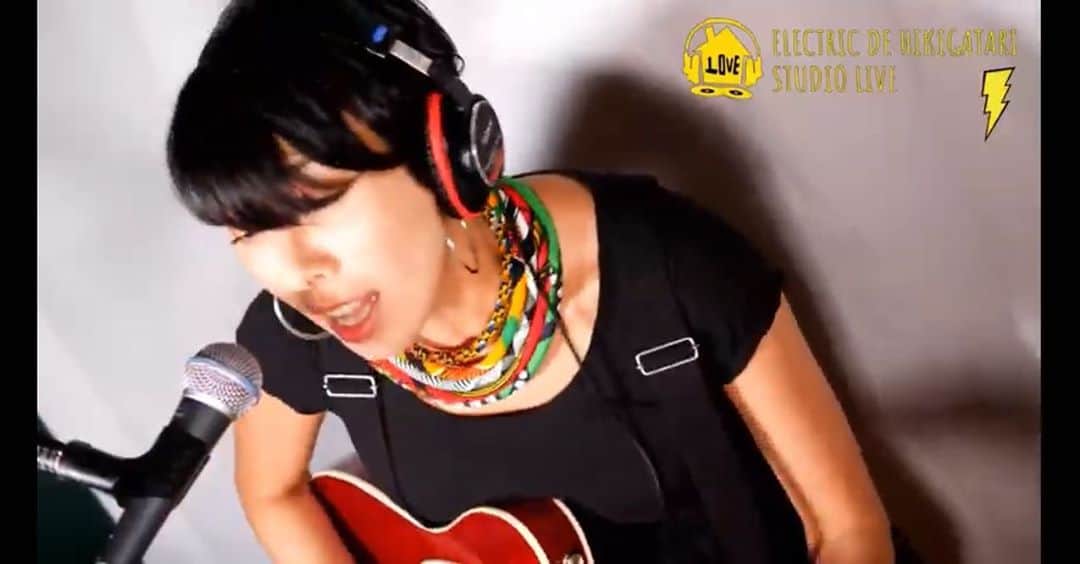 LOVEのインスタグラム：「配信ライブ、ご覧頂きありがとうございました😊 久々のTelecasterさんご登場でした🎸Electric de Hikigatari, we even had a viewer from Berlin!! Danke!!  で、5月のステイホーム期間ど真ん中リリースとなったアルバム　#ResonantGrace 収録の「Blossom」にMVが届きました。映像のお仕事をされているファンの方から。  春ごろ、仕事も少なくなり厳しい状況の中。もう続けられない、と一度はあきらめかけたものの、カメラを持って身近な景色からやはりまた撮影を始めたんだそうです。そんな映像を美しいMVにしてくださいました。  Every seed's a hope But only the strong will see the sky  全ての種は希望だけど 強き願いだけが空を見る  って歌だからね、映像の美しさと、そのとき「もう一度」と思ったその方の気持ち(想像しかできないけど)に、胸がじんじんしました。ありがとう。心からありがとう。  みんな、人それぞれのペースで、変化の日々を超えて行けるといいなあと改めて願いました。また１ヶ月わたしもがんばります。今夜もありがとうございました🙏」
