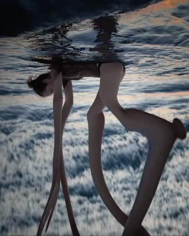 クラーク・グレッグのインスタグラム：「Jellyfish girl by the amazing @francois.vogel . . #francoisvogel #distortion #slicetime #slitscan #spacetime #digitalart #animation #visualeffect」