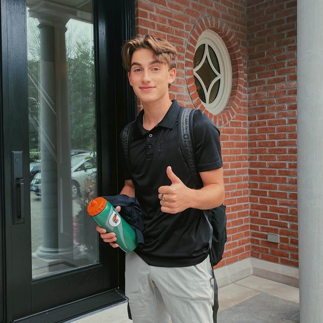 ジョニー・オーランドのインスタグラム：「first day of senior year:) new single drops at midnight ! #EverybodyWantsYou」