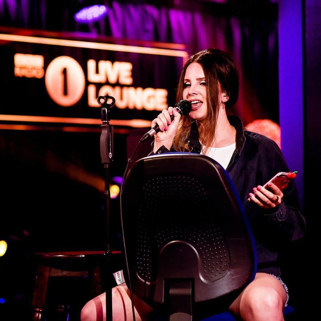 BBC Radioさんのインスタグラム写真 - (BBC RadioInstagram)「on this day last year @lanadelrey sat backwards on an office chair in the Live Lounge  but only true fans know what song she covered 😏」9月10日 3時00分 - bbcradio1