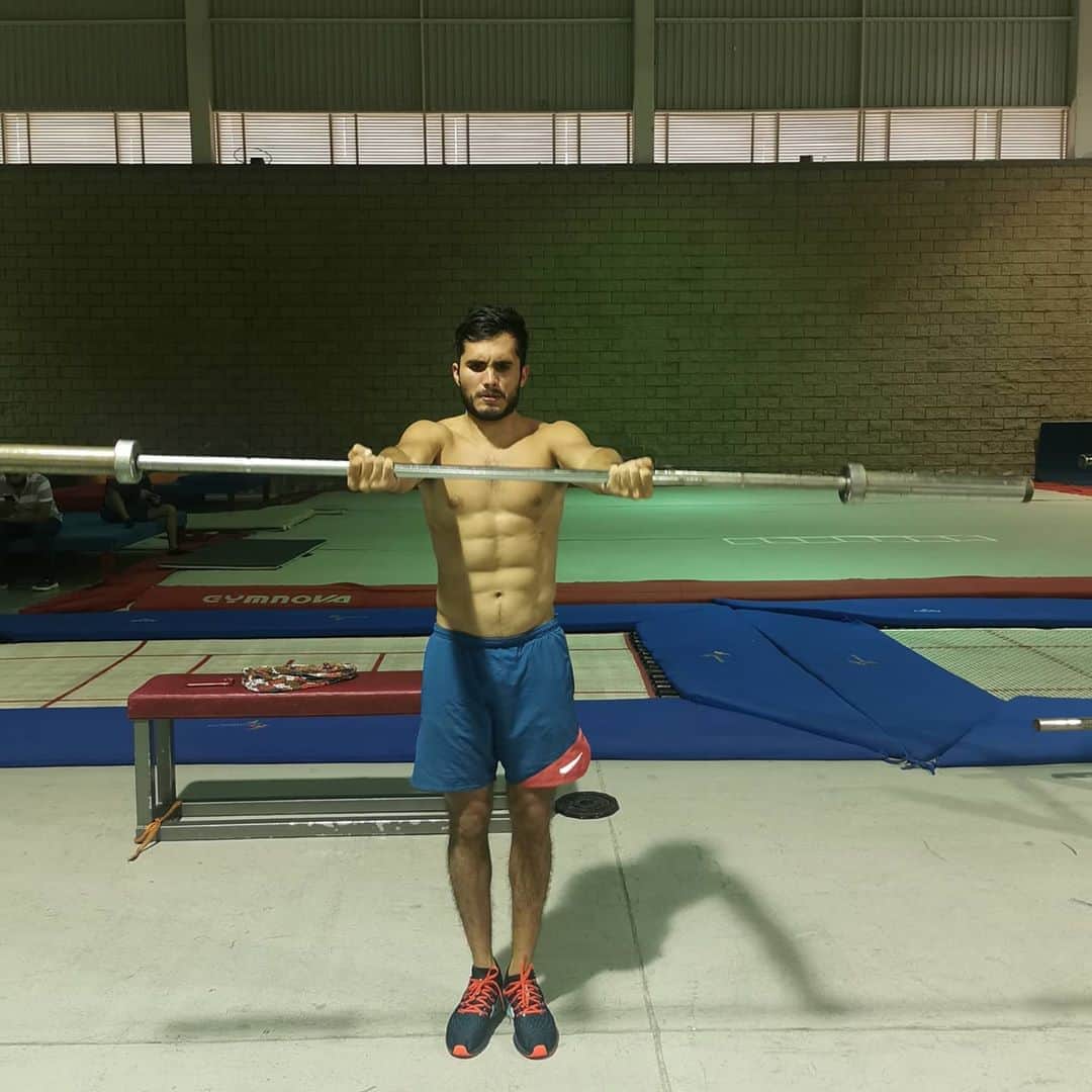 イヴァン・ガルシアのインスタグラム：「Miércoles de foto metiéndole a los fierros💪🏻🔥..  Quieres ver resultado?  #metelepapa...」