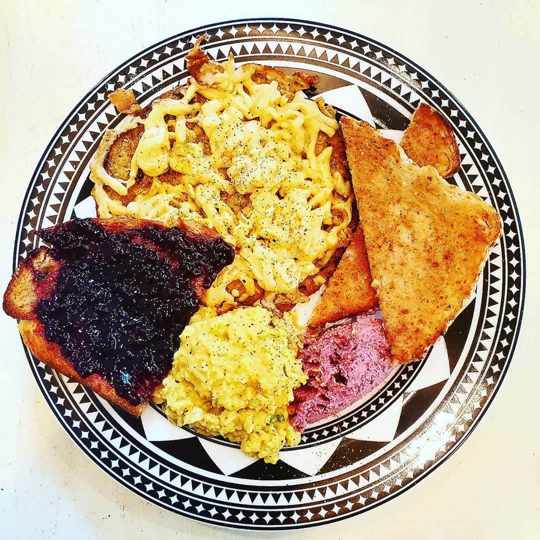 ガソリングラマーさんのインスタグラム写真 - (ガソリングラマーInstagram)「PLANT BASED SOUTHWESTERN EGG CHEESE OMELETTE + CHICKPEA EGG SALAD + BEET HUMMUS + BUTTER JAM TOAST #GASOLINEKITCHEN 🍳🥚🥬🧀🌶🌿🍞🍇🧈 @nummynibbles #southwest #omelette #scramble mix #eggs #veganegg @doublebatch.co #almondcheese #vegancheese #cheese mozzarella americana  @mountainroseherbs black pepper smoked chili flakes kiawe smoked salt  @rabbitholefoods #unegg #chickpea #dip #delisalad  @majesticgarlic beet #hummus  @heartlandbreadco light oat bran #bread @grammysbakeshop #jalapenocheddar bread @spreadthelove MARIONBERRY JAM  @miyokoscreamery oatmilk butter #VEGANBUTTER  #vegan #veganfood #whatveganseat #plantbased #vegetarian #VEGANGOOD #vegansofig #veganfoodie #foodie #plantbased #plantbasedfood #plantbasedfoodie @gasolineglamour #gasolineglamour  @marketbox.sd  @gtfoitsvegan」9月10日 3時06分 - gasolineglamour