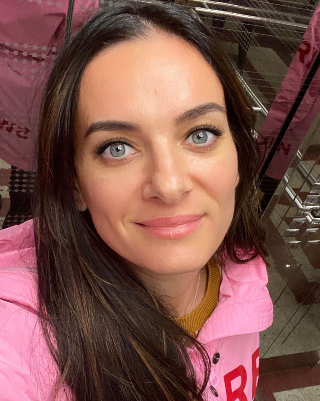 エレーナ・イシンバエワのインスタグラム：「Здорово, когда ты знаешь, какой у тебя цветотип лица, форма фигуры, овал лица. И ещё лучше, когда не ты это изучаешь, а тебе уже выдают готовый результат. Боже, если бы я раньше знала, «что так можно», то сэкономила бы ОГРОООООООООМНОЕ количество денег, впустую потраченных на ненужное барахло. ⠀ Про ту, которая помогла мне понять СЕБЯ, расскажу позже... 🤫☝🏻 ⠀ Вопросы: ⠀ 1. вы знаете свой цветотип лица, тип фигуры и форму лица? ⠀ 2. Пользуетесь ли вы этими знаниями, при совершении покупок одежды? ⠀ Жду ответов по 1. и 2. 🤗 ⠀ It's great when you know what color type of face you have, the shape of your figure, the oval of your face. ⠀ And even better, when you are not studying it, but you are already given the finished result. ⠀ God, if I'd known earlier that "it's possible", I would have saved a HUGE amount of money wasted on unnecessary junk. ⠀ I'll tell you about the one that helped me understand MYSELF later ... 🤫☝🏻 ⠀ Questions: ⠀ 1. do you know your face color type, body type, and face shape? ⠀ 2. do you Use this knowledge when shopping for clothes? ⠀ Waiting for answers on 1. and 2. 🤗」