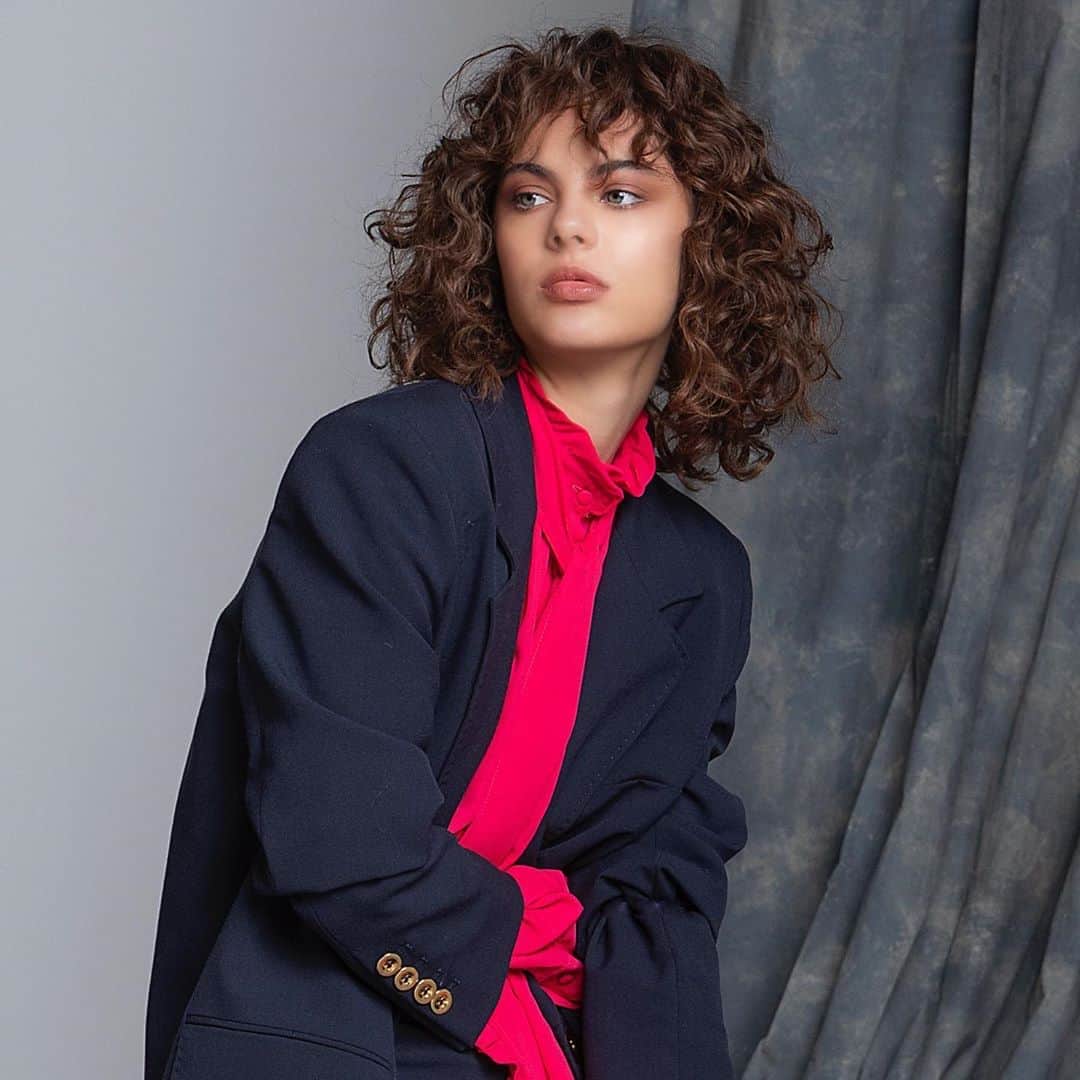 のインスタグラム：「Per fare uno shopping ponderato e consapevole, si può puntare su quei capi di abbigliamento che non passano mai di moda, i classici must have. Dei capi da acquistare serenamente ai saldi estivi sono una camicia rossa e il blazer dal taglio maschile e dei pantaloni a gamba ampia. Con gli accessori, infine, si va sempre sul sicuro: cinture, orecchini, bracciali classici sono seasonless. Vieni a trovarci in boutique @compagniaitaliana   Credits: #shareable #red #color #collection #winter #blazer   To make a thoughtful and conscious shopping, you can focus on those items of clothing that never go out of fashion, the classic must-haves. Some items to buy peacefully at the summer sales are a red shirt and a blazer with a masculine cut and wide-leg trousers. Finally, with accessories, you are always on the safe side: belts, earrings, classic bracelets are seasonless. Come and visit us in @compagniaitaliana boutique」