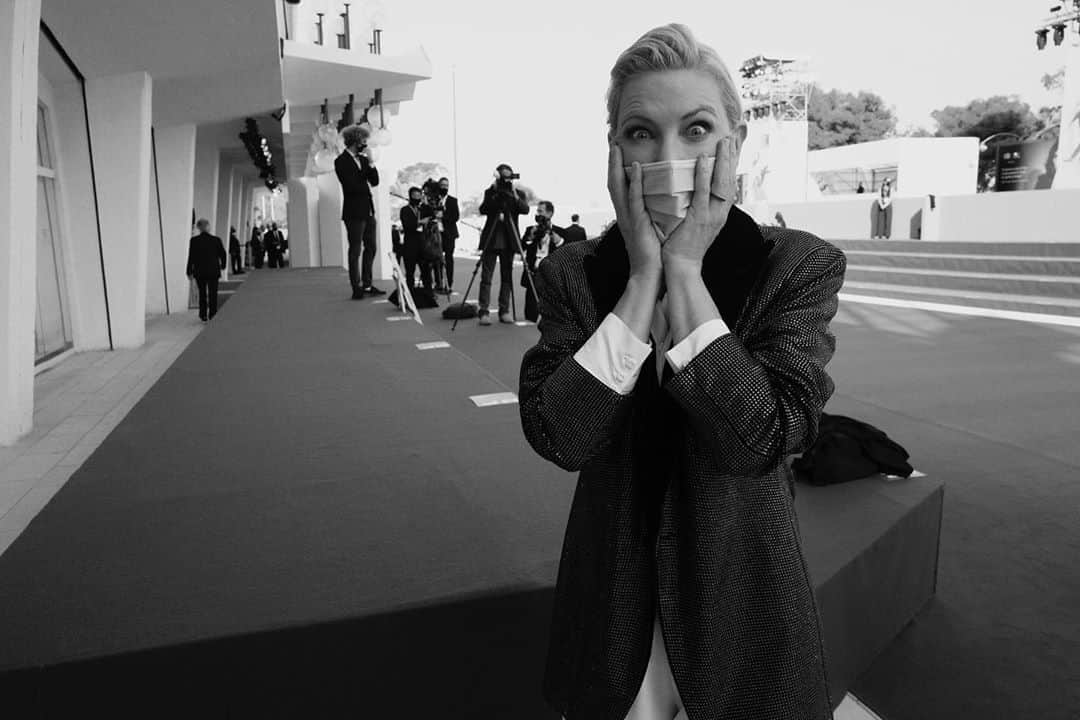 Armani Beautyさんのインスタグラム写真 - (Armani BeautyInstagram)「Behind the scenes at the Venice Film Festival with @gregwilliamsphotography.   Genuine moments, starring Cate Blanchett.   #Armanibeauty #ArmanibeautyStars #CateBlanchett #BiennaleCinema2020 #Venezia77」9月10日 3時26分 - armanibeauty