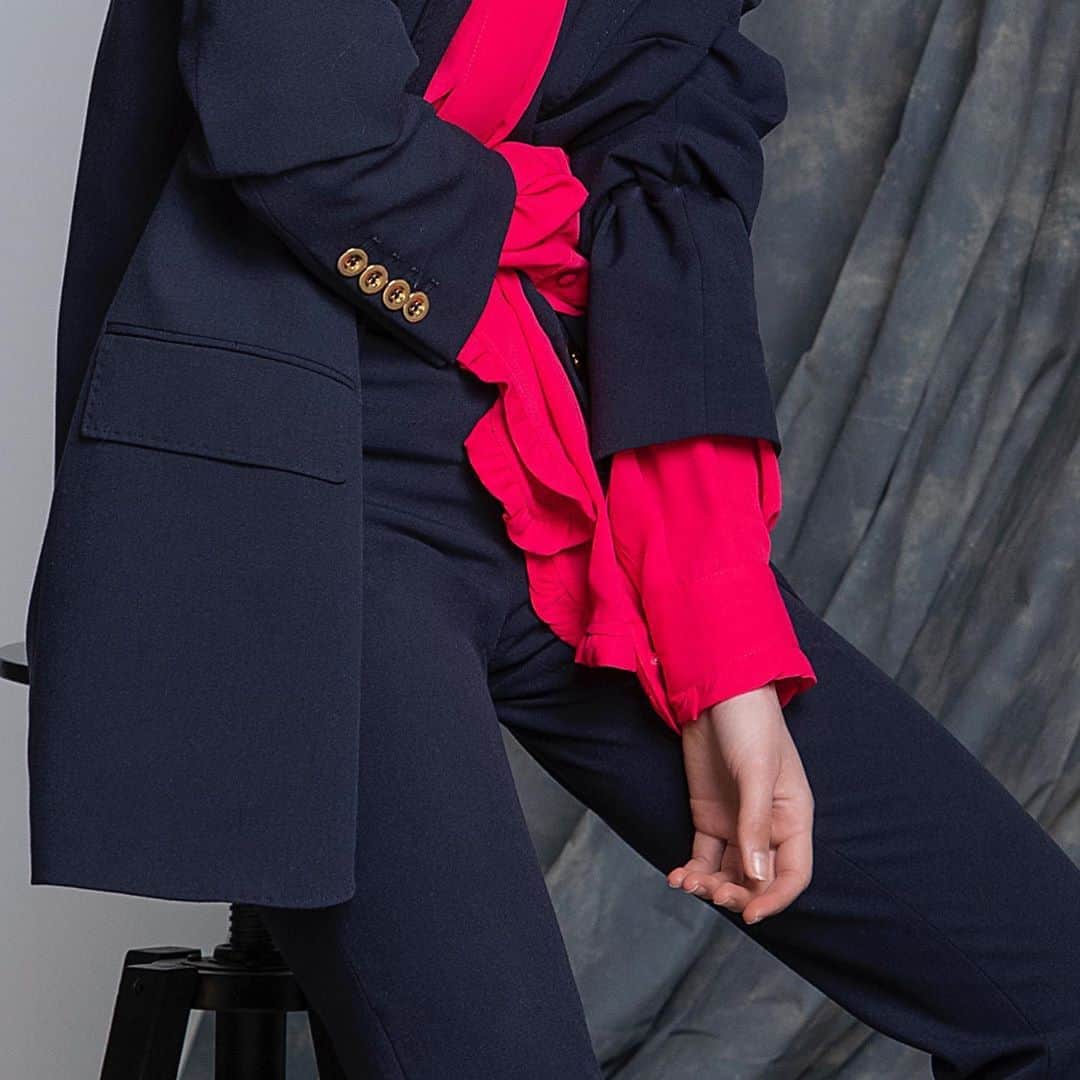のインスタグラム：「La moda di @compagnaitaliana si veste di rosso, un colore estremamente apprezzato e trasversale in tanti look. Noi lo proponiamo con questa camicia impreziosita da fiocco georgette, da sfoggiare con un blazer impunturato e pantaloni con risvolto in misto viscosa, decisamente una tentazione irresistibile per tutti i fashion-addicted. Vieni a trovarci in boutique @compagniaitaliana   Credits: #shareable #red #color #collection #winter #blazer   @Compagnaitaliana's fashion wears red, an extremely popular and transversal color in many looks. We propose it with this shirt embellished with a georgette bow, to show off with a stitched blazer and trousers with cuffs in viscose blend, definitely an irresistible temptation for all fashion-addicted. Come and visit us in @compagniaitaliana boutique」