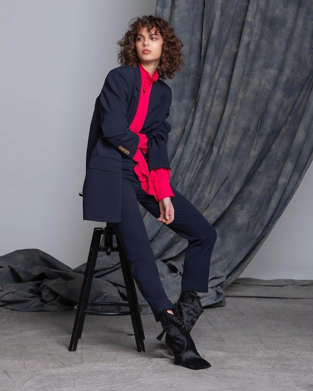 のインスタグラム：「Volendo fare una piccola lista, una sorta di wishlist per i capi su cui puntare questo autunno-inverno 20/21 vi suggeriamo di puntare su: blazer, camicie, pantaloni larghi, e un paio di stivaletti per completare il look. Vieni a provarli in boutique @compagniaitaliana   Credits: #shareable #red #color #collection #winter #blazer   Wanting to make a small list, a sort of wishlist for the garments on which to focus this autumn-winter 20/21, we suggest you focus on: blazers, shirts, wide pants, and a pair of ankle boots to complete the look. Come and try them in @compagniaitaliana boutique」