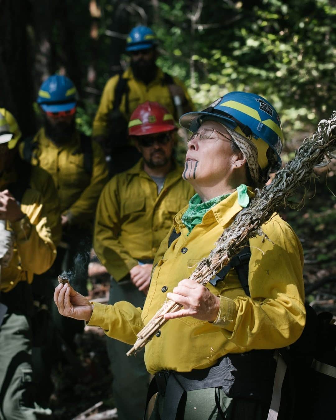 のインスタグラム：「Photo by @kiliiiyuyan  Catastrophic wildfires like the ones burning across California have drawn attention to America’s 100-year policy of suppressing fire. The Native communities across California have been practicing traditional controlled forest-burning techniques for 13,000 years. Many of the California landscapes that look like pristine wilderness to the non-Indigenous have long been human-modified ecosystems.  In this photo, Elizabeth Azzuz of the Yurok Cultural Fire Management Council opens a burn training by lighting a ceremonial fire with sage. Follow me @kiliiiyuyan for more from the Indigenous world. #native #indigenousfire #california #wildfire」