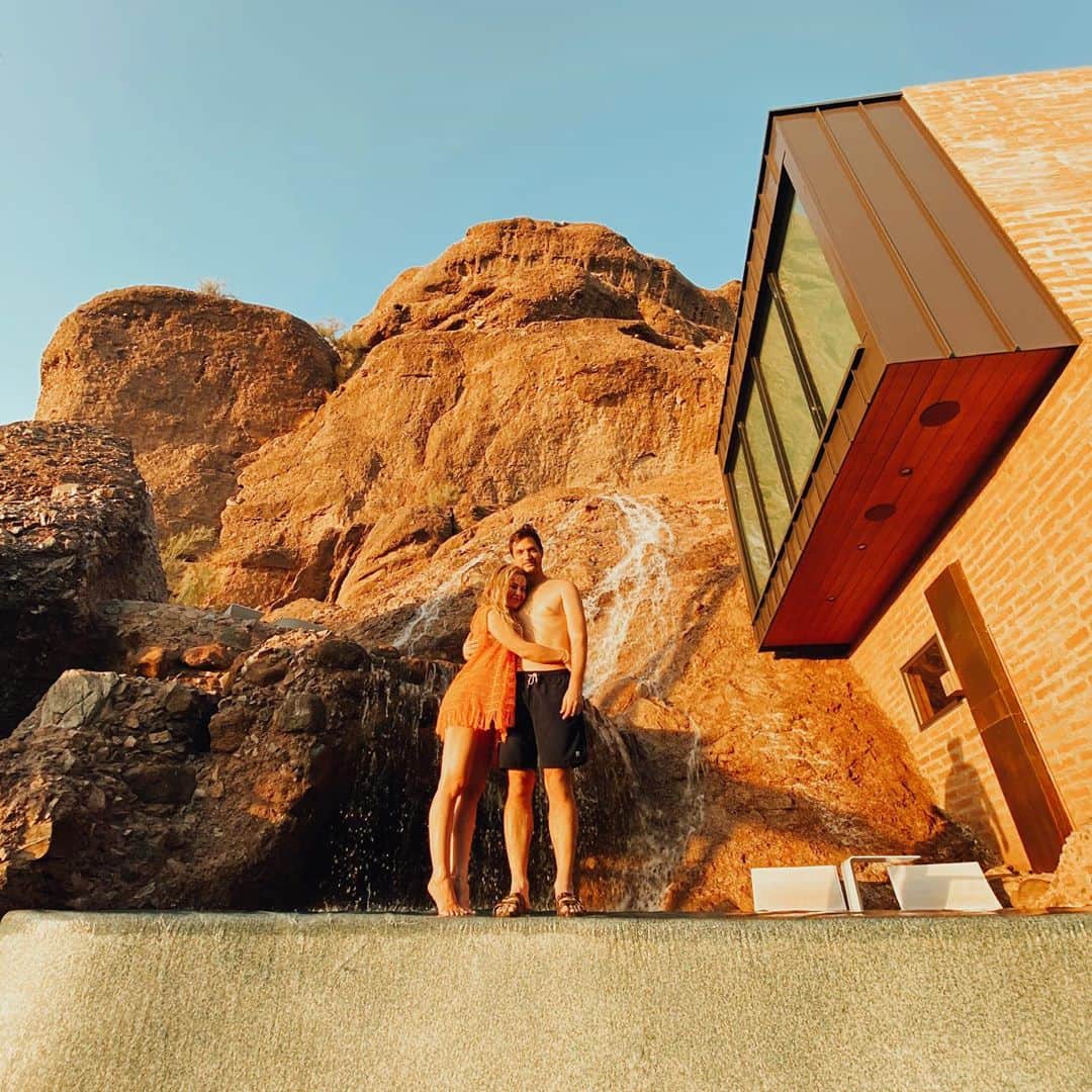 タラ・リピンスキーのインスタグラム：「Haven’t left the house since March 19th-this secluded slice of Arizona heaven was exactly what we needed. 🏜 Road trip resumes 🚗」