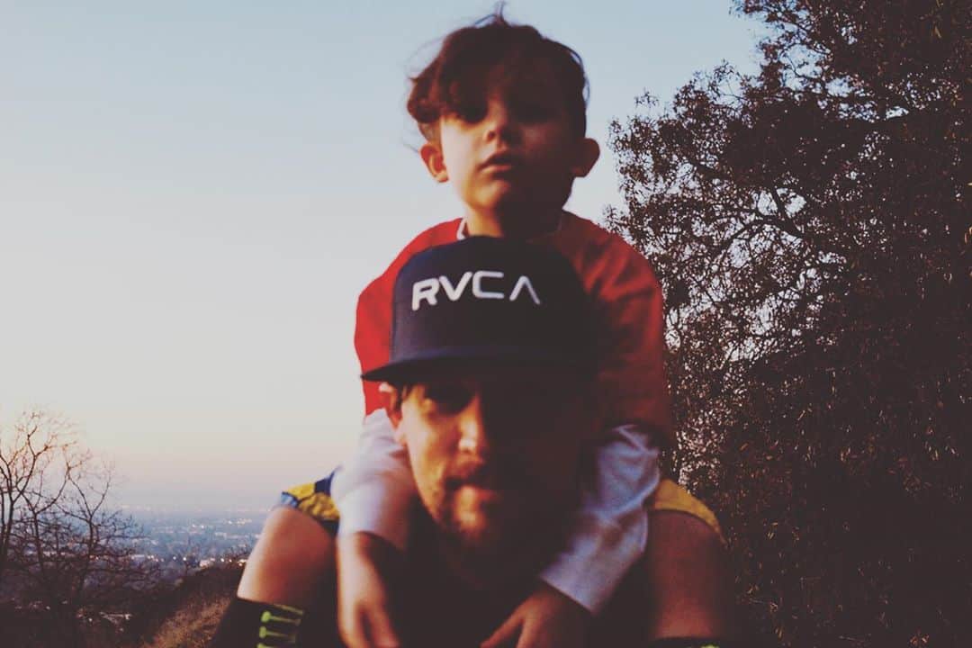 ジョエル・マッデンのインスタグラム：「Happy 11th Birthday to my baby boy! I love you Sparrow ❤️here’s to many more years of being best friends and me embarrassing you😎」
