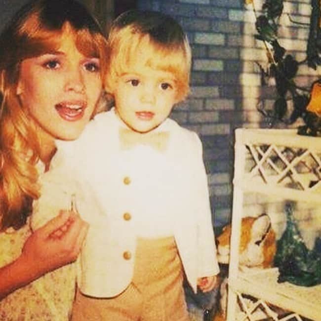 ジョッシュ・ヘンダーソンさんのインスタグラム写真 - (ジョッシュ・ヘンダーソンInstagram)「HAPPY BIRTHDAY MOMMA !! Your the most beautiful and amazing person I know. Thank you for always believing in me and being my biggest fan. Love you more than words could ever express !! #happybdaymomma❤️」9月10日 3時59分 - joshhenderson