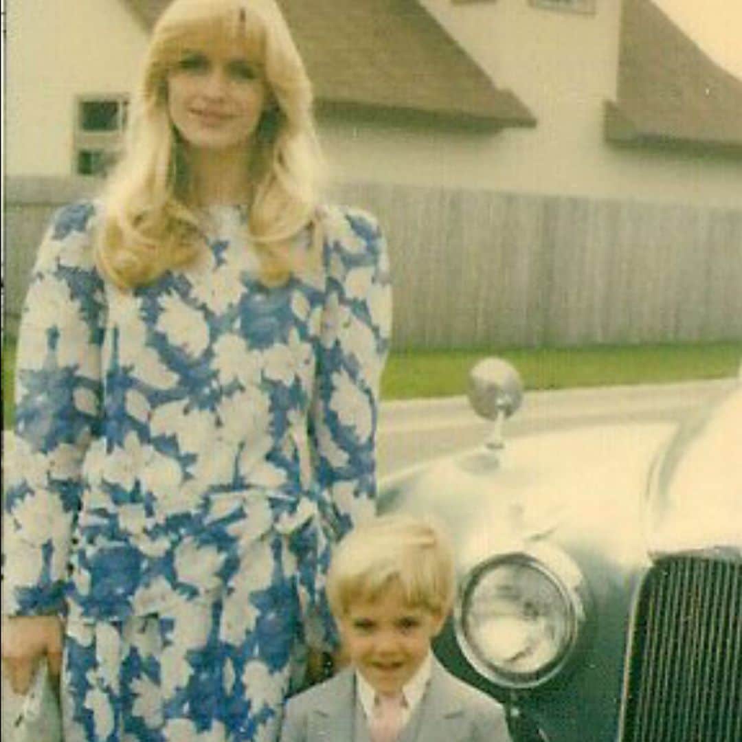 ジョッシュ・ヘンダーソンさんのインスタグラム写真 - (ジョッシュ・ヘンダーソンInstagram)「HAPPY BIRTHDAY MOMMA !! Your the most beautiful and amazing person I know. Thank you for always believing in me and being my biggest fan. Love you more than words could ever express !! #happybdaymomma❤️」9月10日 3時59分 - joshhenderson