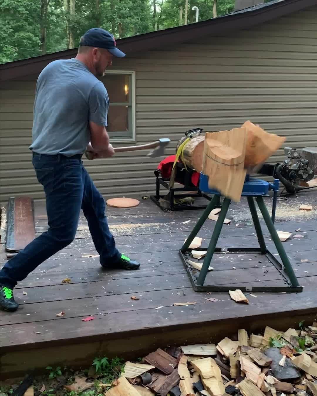 レッドブルのインスタグラム：「that final chop was so clean and satisfying 🔥  🏃‍♂️: @mattcogar #lumberjack #woodchop #adventure #redbull #givesyouwings」