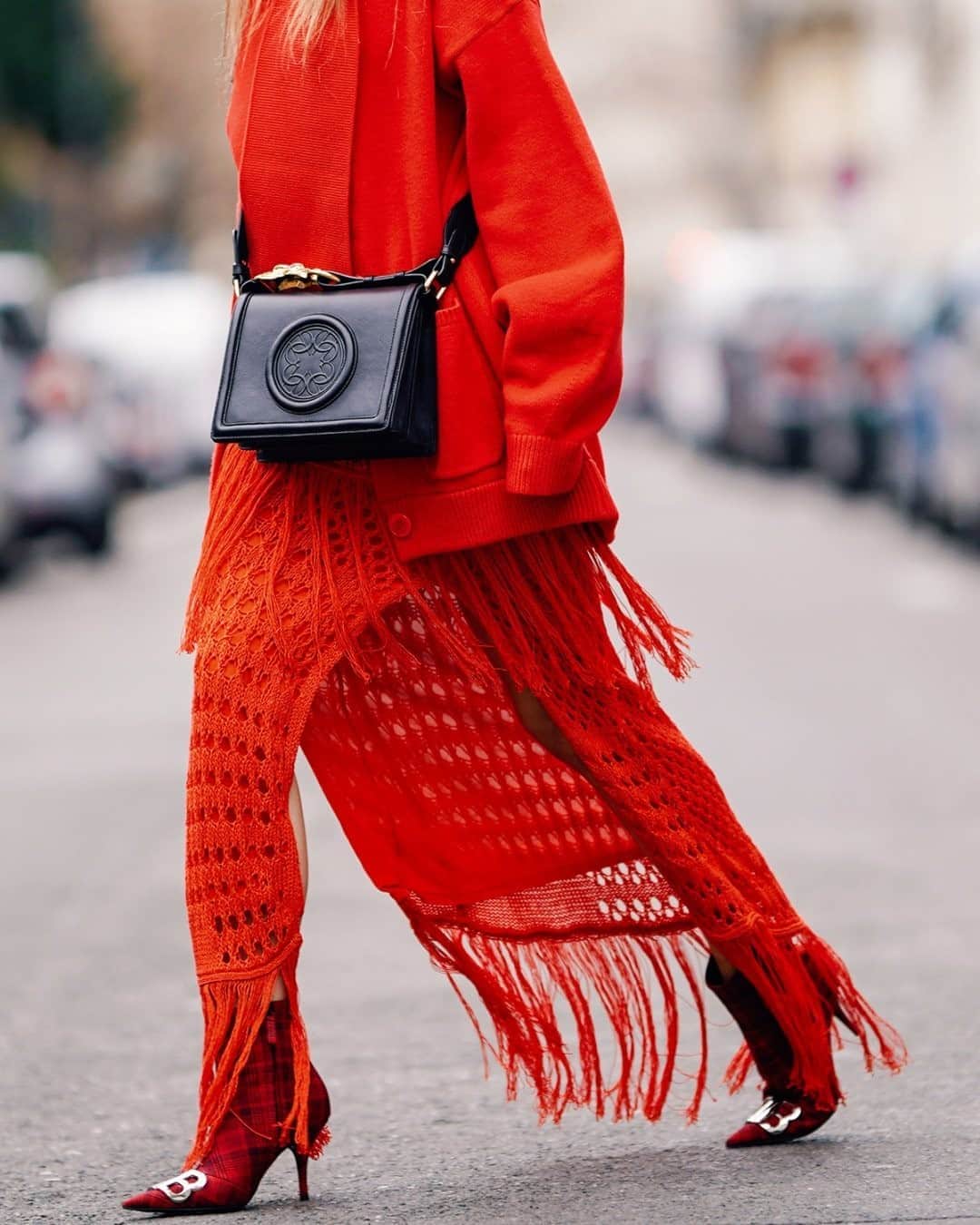 GILTのインスタグラム：「There’s a new transitional trend in town. Enter: crochet.」