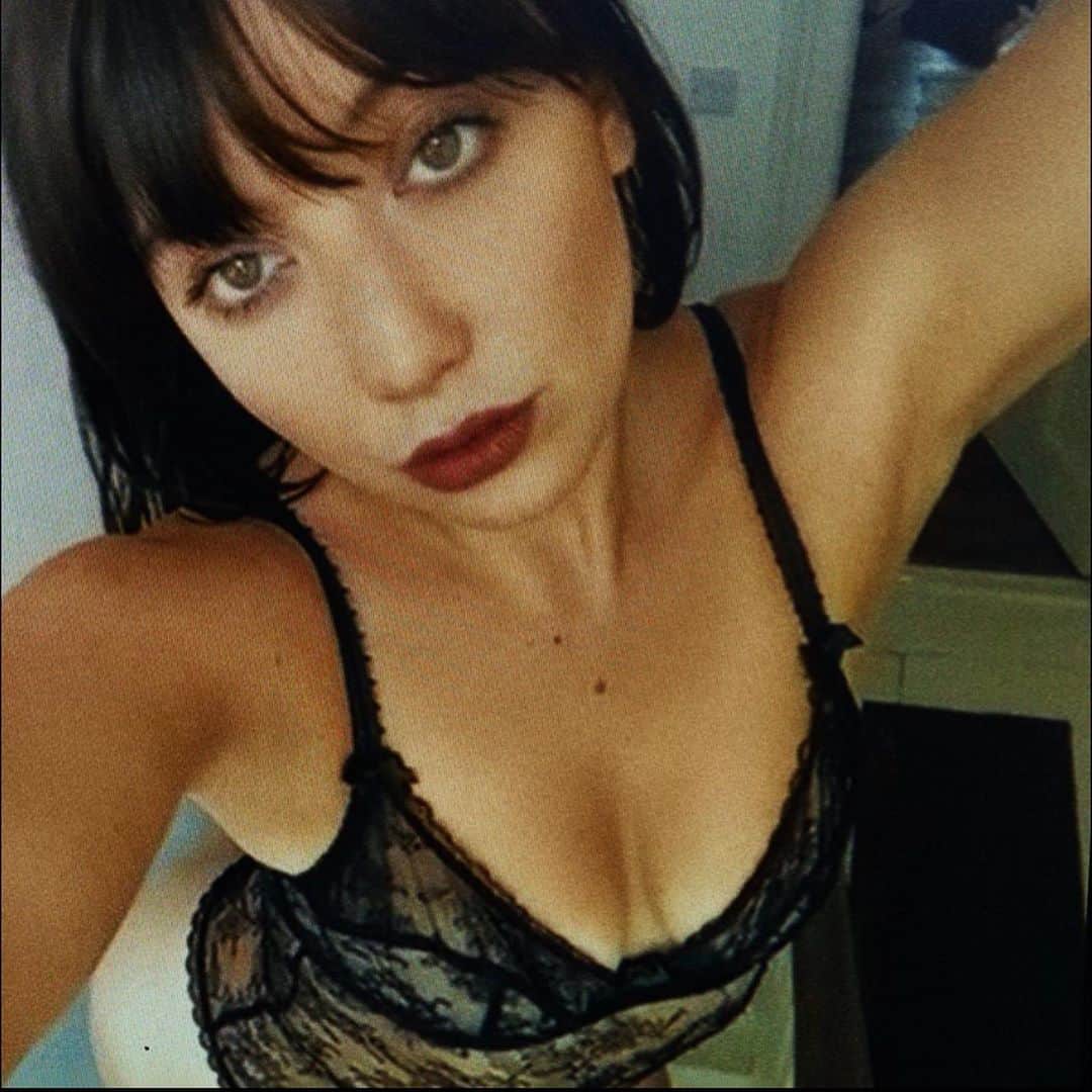 デイジー・ロウのインスタグラム：「I’ve been thinking a lot about my body, my curves & my relationship to food over the past few weeks.... and I have come to the conclusion that of course food is fuel, and I love to fill myself with positive energy, healthy delights... but I love going for it with all the naughtiness that gives me so much pleasure... and maybe it’s about finding the balance of the two worlds so I can really appreciate every inch of me. How are you loving the skin you’re in? #lefttoyourowndevices @agentprovocateur」