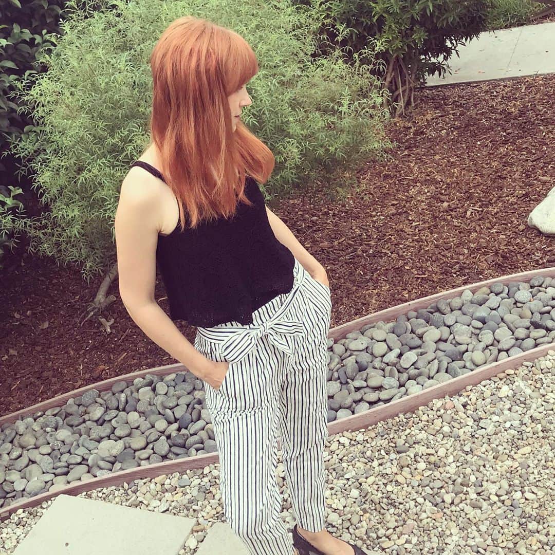 ジュリー・マクニヴンのインスタグラム：「Comfy, casual, high waist #nowgenxkohls pants! Even threw on a wee kitten heel! 🐱 ❤️❤️❤️ . Link in stories  @kohls @nowandgen  . 📸 by Tasman」