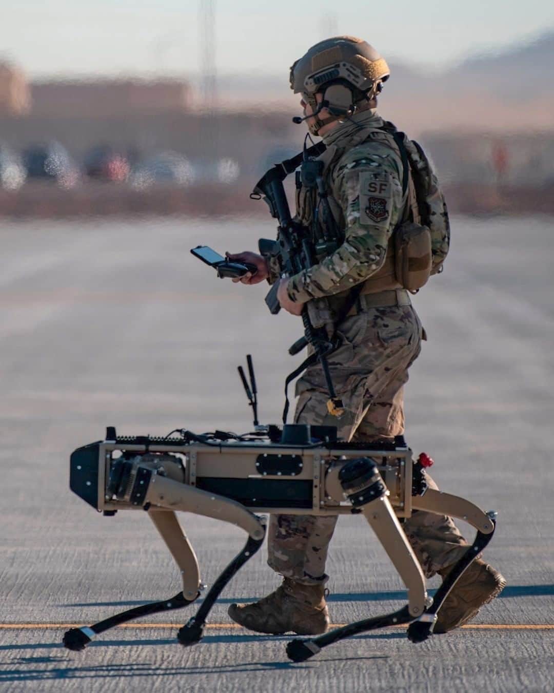 CNNさんのインスタグラム写真 - (CNNInstagram)「It looked like a scene from science fiction. Flying into a possibly hostile airstrip aboard an Air Force C-130, four-legged robot dogs were sent outside the aircraft to scout for threats before the humans inside would be exposed to them, according to a United States Air Force news release. The electronic canines are just one link in what the US military calls the Advanced Battle Management System, which uses artificial intelligence and rapid data analytics to detect and counter threats to US military assets in space and possible attacks on the US homeland with missiles or other means. (📸: Tech. Sgt. Cory D. Payne/USAF)」9月10日 4時02分 - cnn
