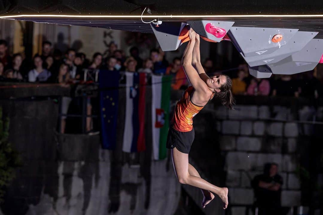 ユリア・クルーダーのインスタグラム：「little late to the party buttt I got 3rd place at #triglavtherockljubljana 🥉 it was hard and cold but so much fun I’d do it again 😝 📸: @lukafonda  @scarpaspa」