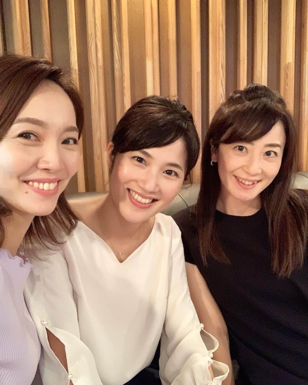 のインスタグラム：「元静岡第一テレビの那須さん（ @nasuchan.33 ）と 杉岡さん（ @grande_sugioka ）と初めてお仕事😊 . スタッフの方も沢山いて、 お馴染みのメンバーと初めましての方々と… とても刺激的な現場でした‼️ 久しぶりの宣材風撮影にソワソワ（笑） . 秋に向けて色んな形で活動する予定です✨ もったいぶってすみません🙇‍♀️💦 詳細は、また後日お知らせします💕 . . . #アナウンサー  #フリーアナウンサー  #ママアナウンサー  #ママウンサー  #局アナ #元局アナ」