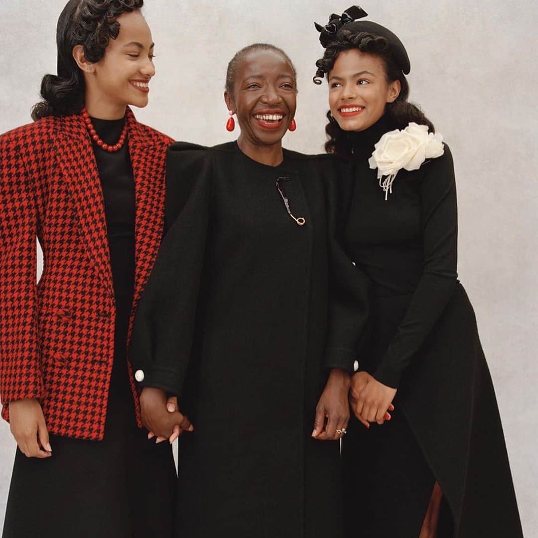 Grace Bonneyのインスタグラム：「I saw this photo by @nadineijewere and it made it so happy. I’m back and working on the new book project (inspired by our friendship with Georgine) and it’s been such a joy to connect with women who’ve had meaningful intergenerational friendships and mentorships in their lives. Have you ever been a part of that sort of special bond? I find myself missing Georgine *more than ever* in these times of uncertainty. So if you have a story to share of a time that an older or younger friend made a difference in your life, I’d love to hear them today. It always makes me happy to hear of other people’s Georgines ♥️ [Full photo credit: @nadineijewere 📸 from Kith & Kin ‘for @wsjmag  with @kphelan123 celebrating mother’s daughters sisters and friends  @celiaburtonmakeup @shioritakahashi @pg_dmcasting thank you @kristina_oneill @jenpastore @ddkien ❤️  Production @shinyprojects @mccraymartin ]」