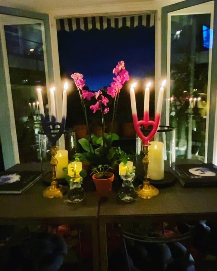 のインスタグラム：「Most wonderful present received today from @frederiqueferniot , talented woman behind @lesbougiesdefrederique ,most beautifully handmade 💙candles❤️as the most poetic and well needed object in these tormented times. Thanks to @moniqueduveau for making me discover them and Instagram for being the permanent discovering’s tools of incredible talents #candles #instadeco」