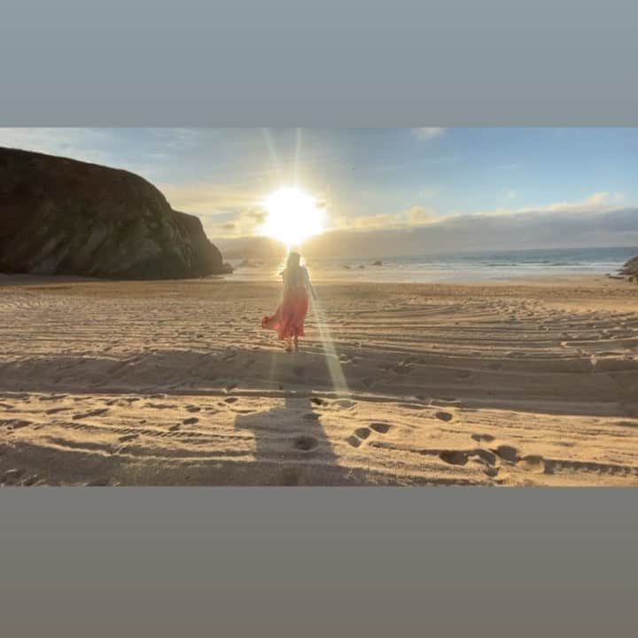 エイミー・ウィラートンのインスタグラム：「Feeling very #poldark this evening 🤓」